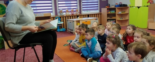 Pani Ania czyta dzieciom